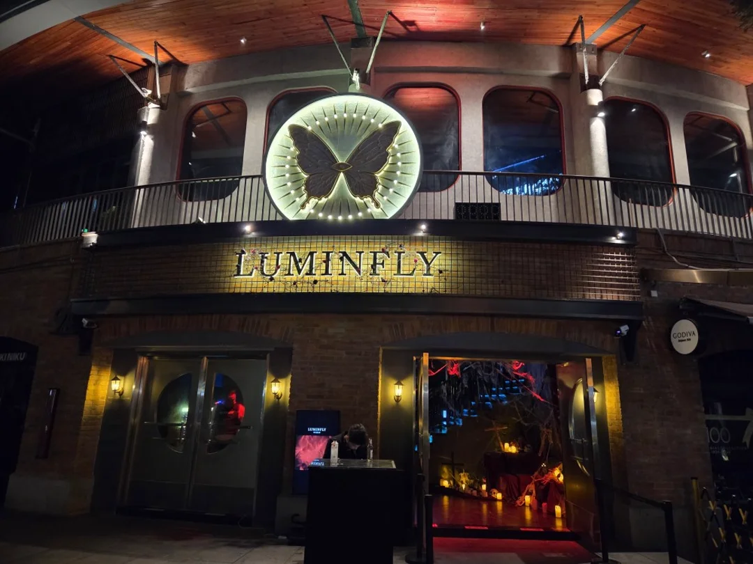 Luminfly 나비 로고 외관